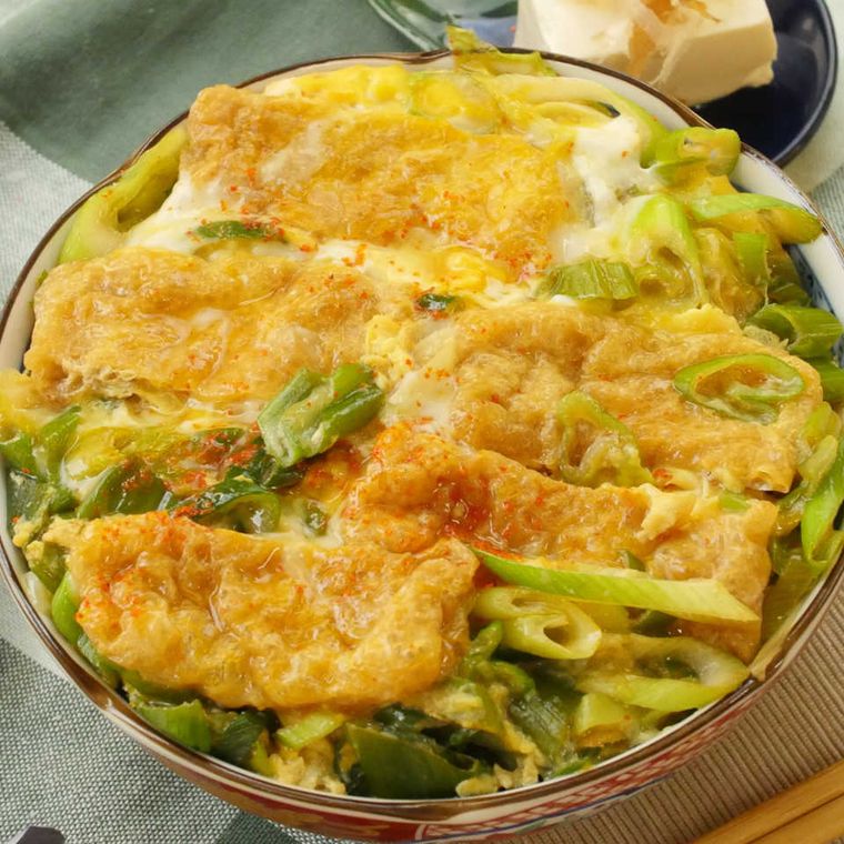 模様入りの丼鉢に盛りつけられた油揚げと長ねぎの衣笠風卵とじ丼