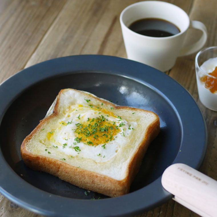 皿に盛りつけられたホットサンドにコーヒーが添えられている