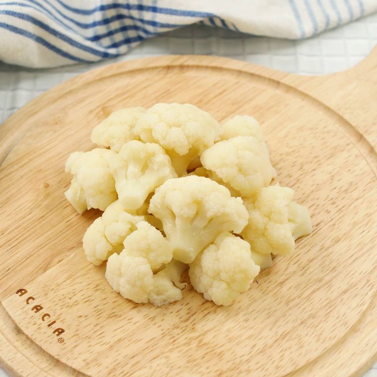 カッティングボードの上に並べられたいくつものカリフラワー