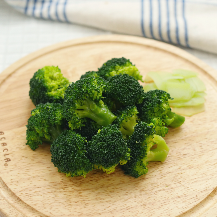 カッティングボードに並べられたいくつものブロッコリー