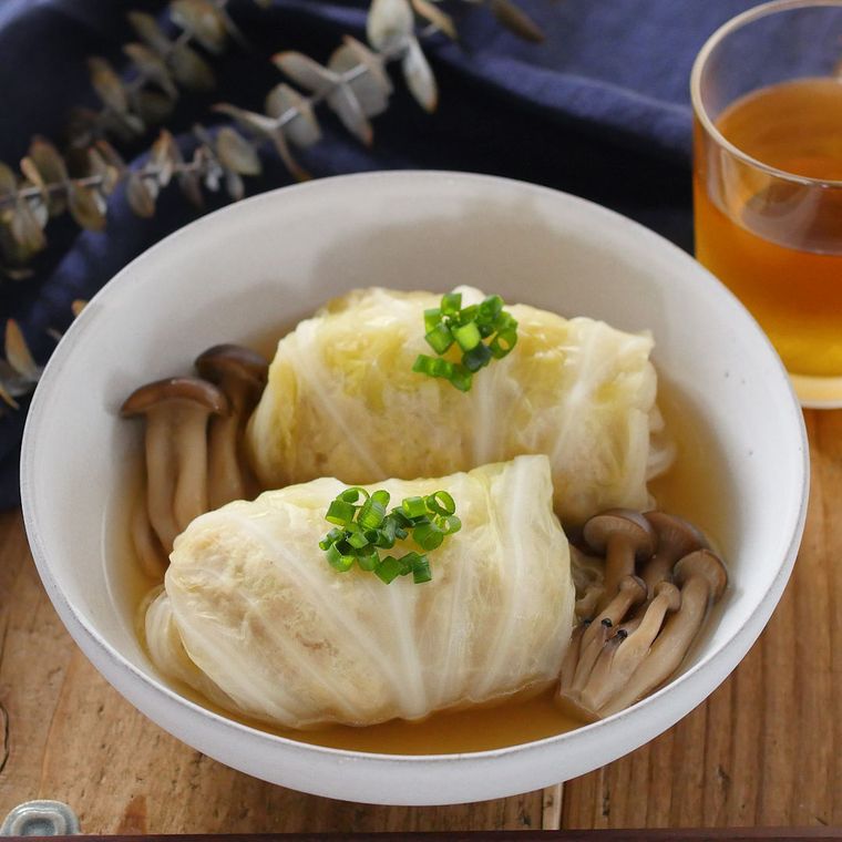 白いボウルに盛りつけられた豆腐入りロールキャベツとしめじ