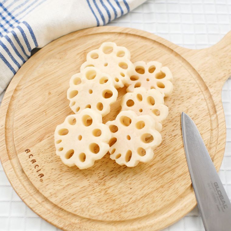 カッティングボードの上で飾り切りされたれんこん