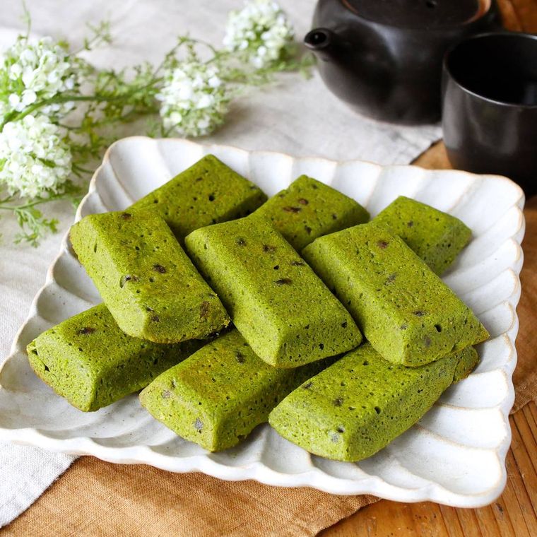 白い皿に盛り付けた大納言入り抹茶フィナンシェ