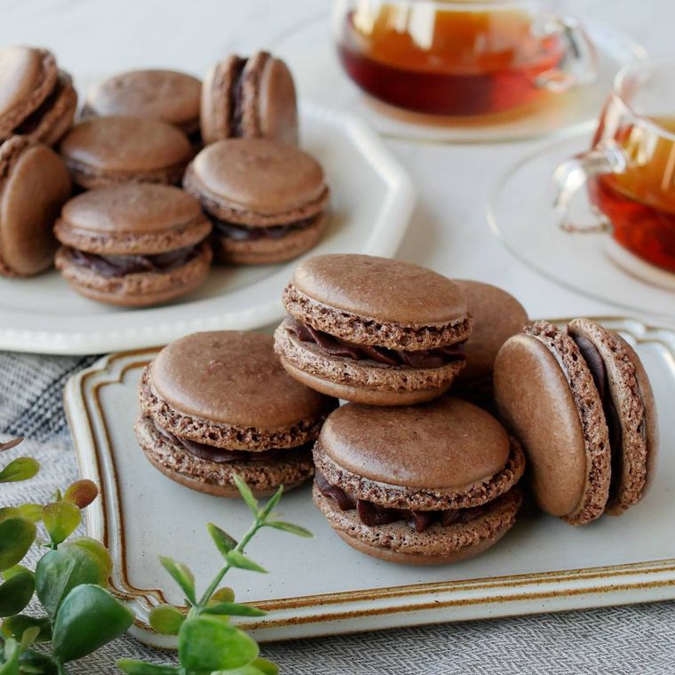 陶器に盛り付けたマカロンショコラ