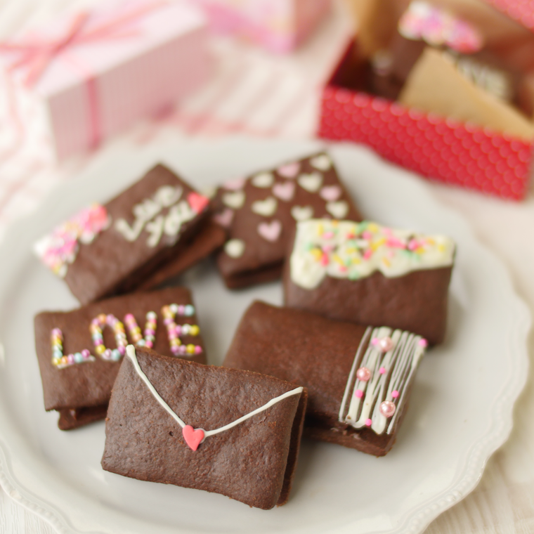 白い皿に並べた生チョコサンドクッキー