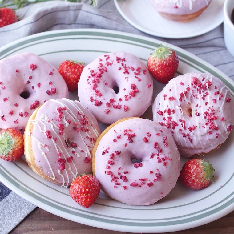 オーバル皿に盛り付けたベリーのリングドーナツ