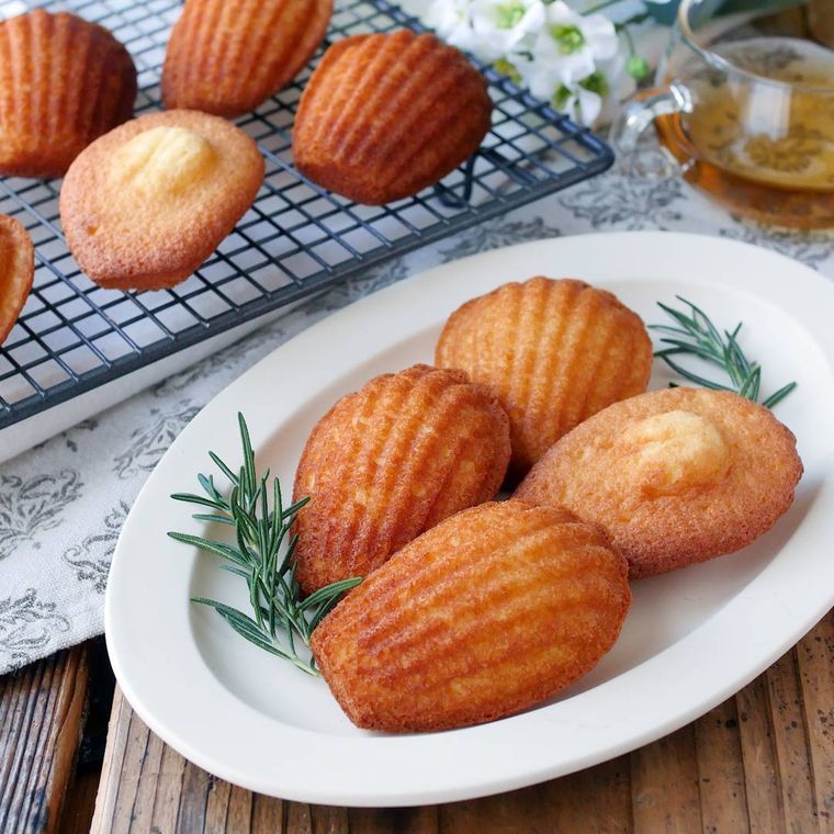 白いオーバル皿に並べたマドレーヌ