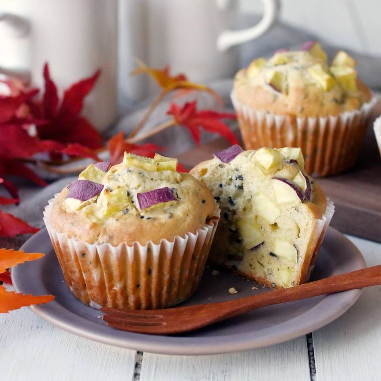 グレー色の皿にのせた、さつまいもマフィン