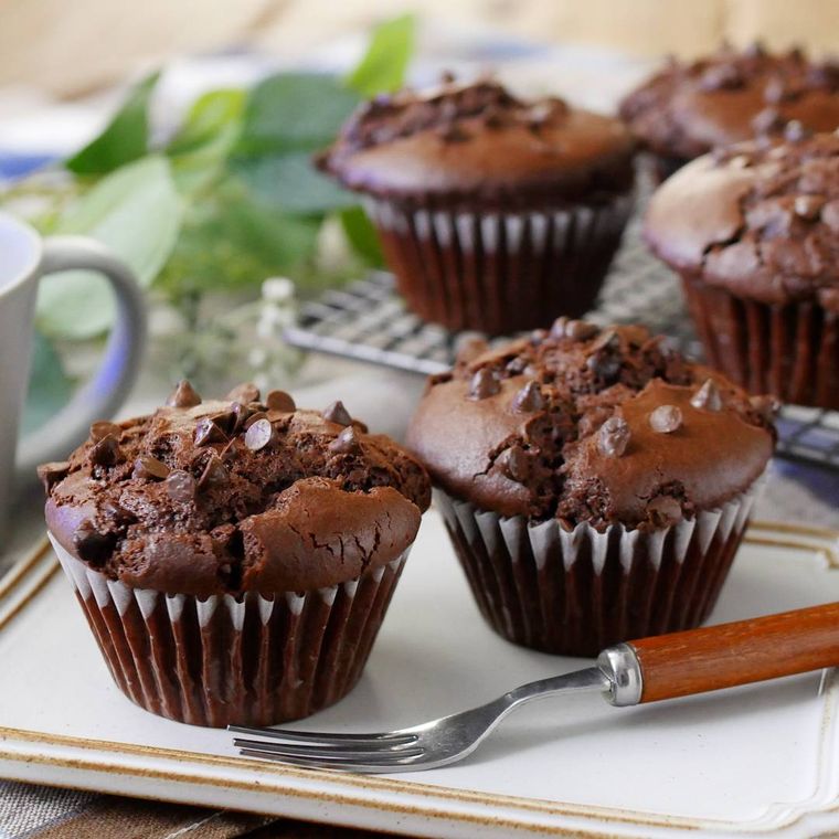 角皿にのせた米粉で作るチョコマフィン