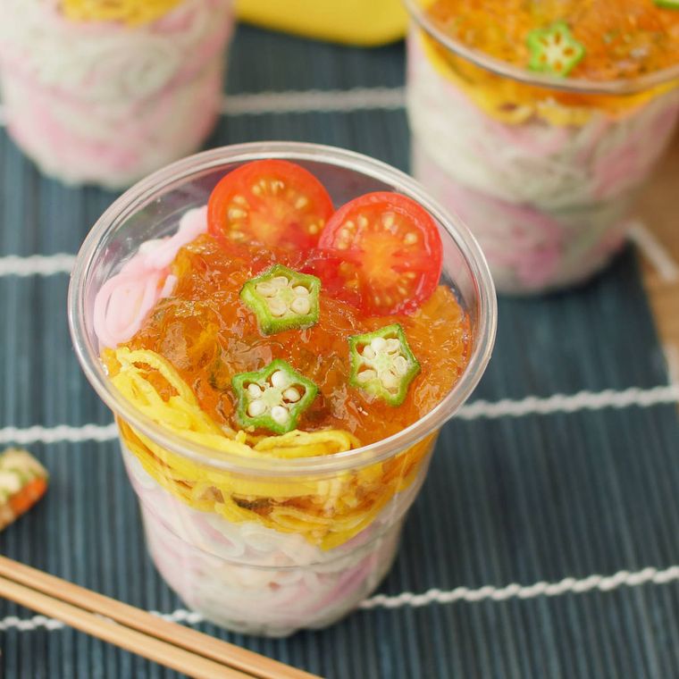 透明なカップに入った、七夕カップそうめん