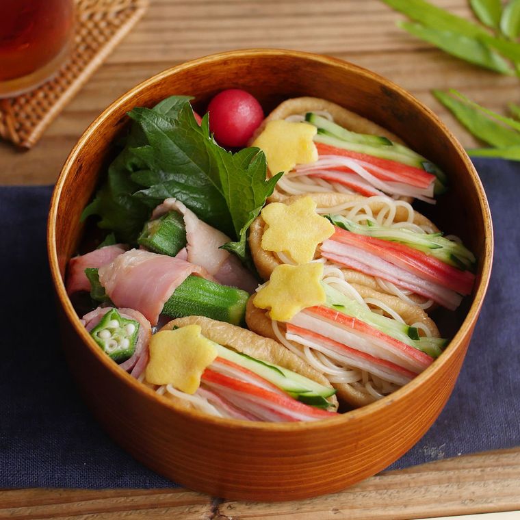 丸いわっぱの弁当箱に入った、そうめんいなり弁当