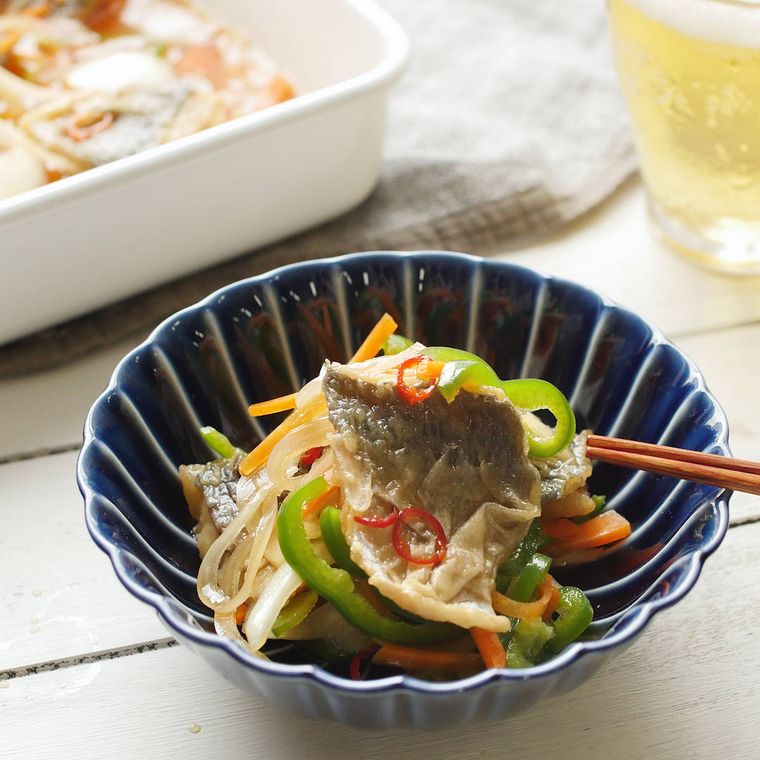 深皿に盛り付けられたあじといろんな野菜の南蛮漬け