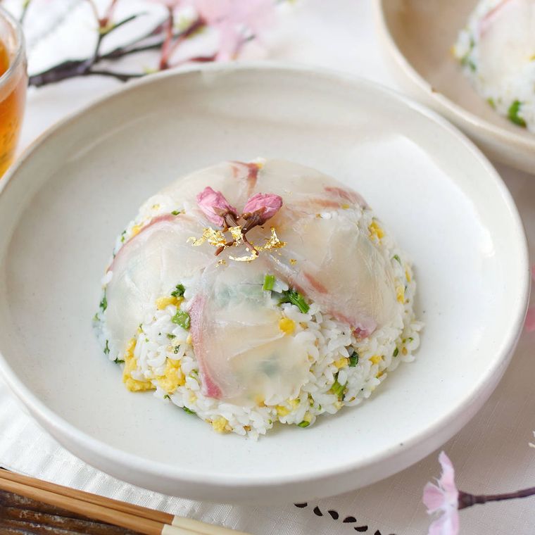 白い皿に盛り付けられている鯛と菜の花のちらし寿司