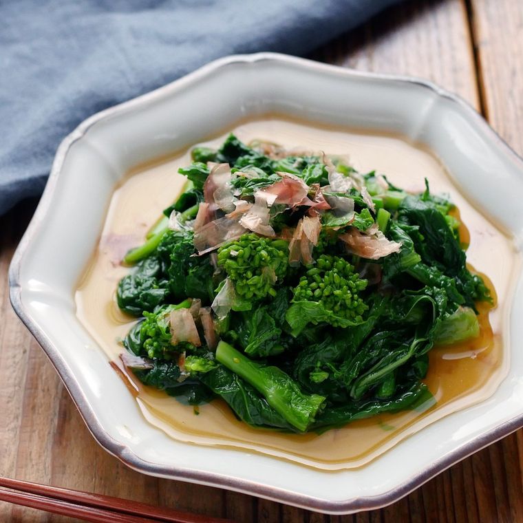 皿に盛られた菜の花のおひたし