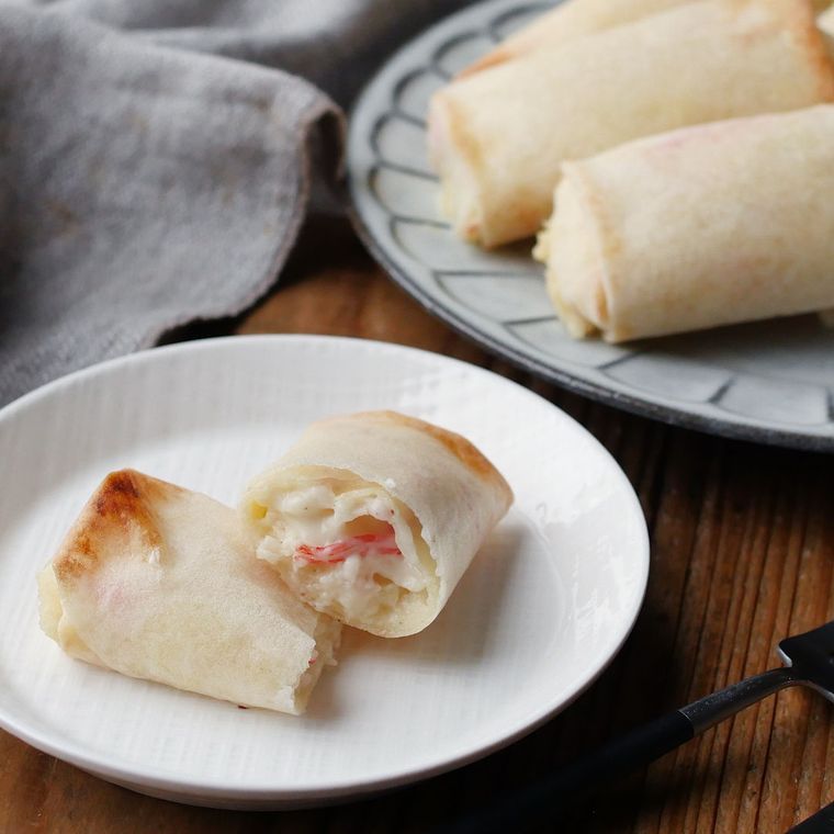 皿に盛られたカニクリーム春巻き