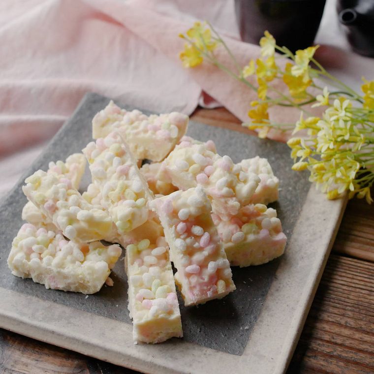 皿に盛られたひなあられを使うチョコおこし