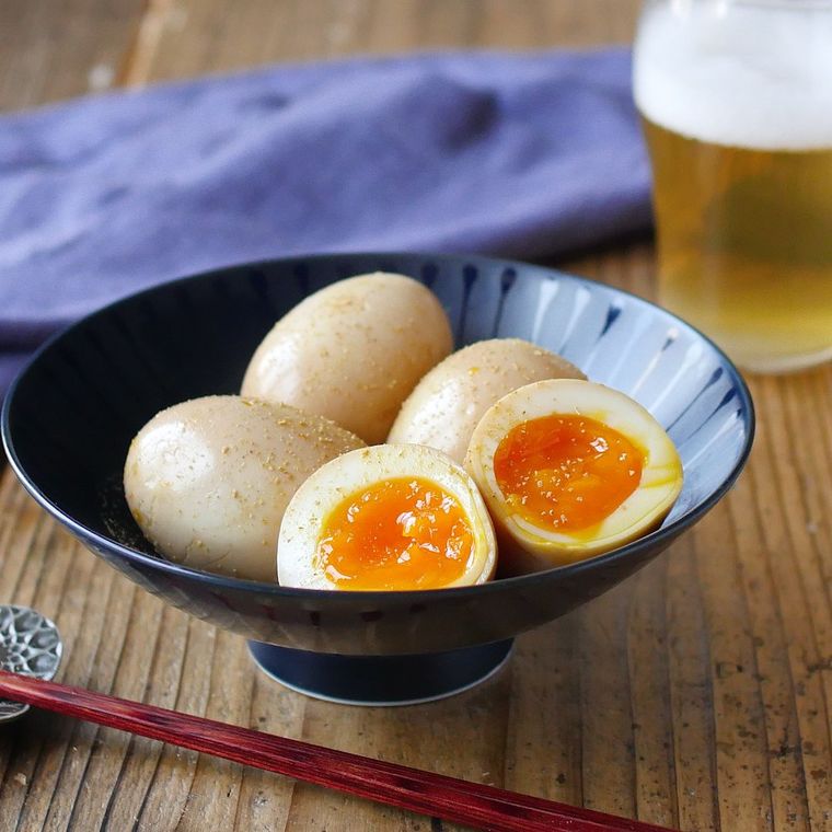 紺色の皿に盛りつけられたラー油と花椒の麻辣味卵