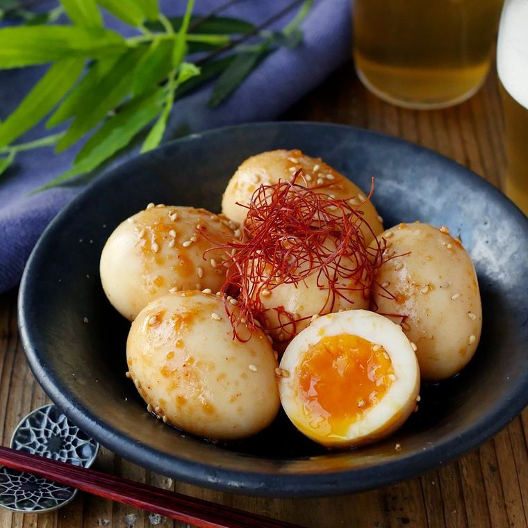 黒い皿に盛りつけられた韓国風のヤンニョム味卵