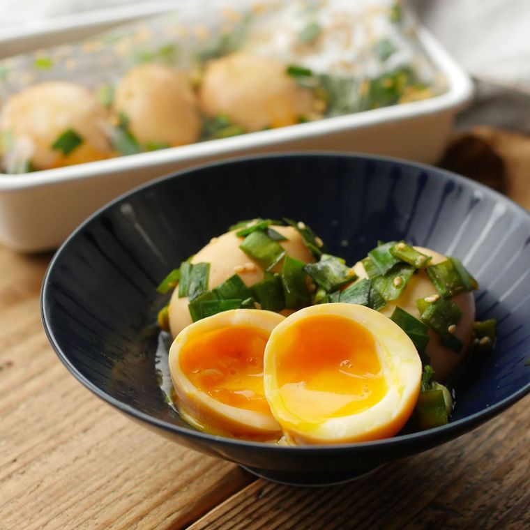 紺色の皿に盛りつけられたニラ入りのピリ辛味卵