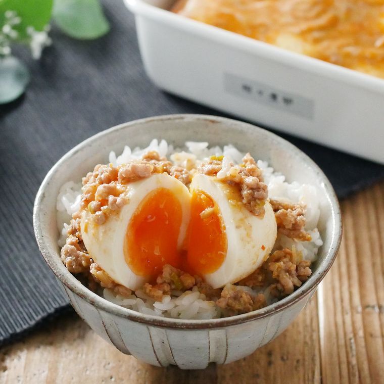 模様入りお椀のごはんにトッピングされた担々味卵