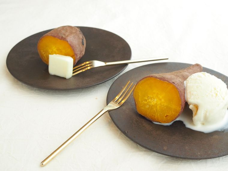 アイスやバターをのせた蒸しさつまいも