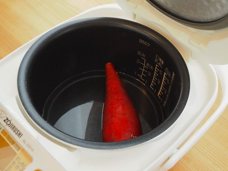炊飯器に入れた水とさつまいも