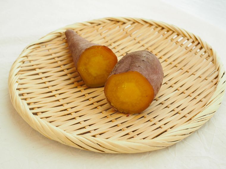 ざるの上にのせた蒸しさつまいも