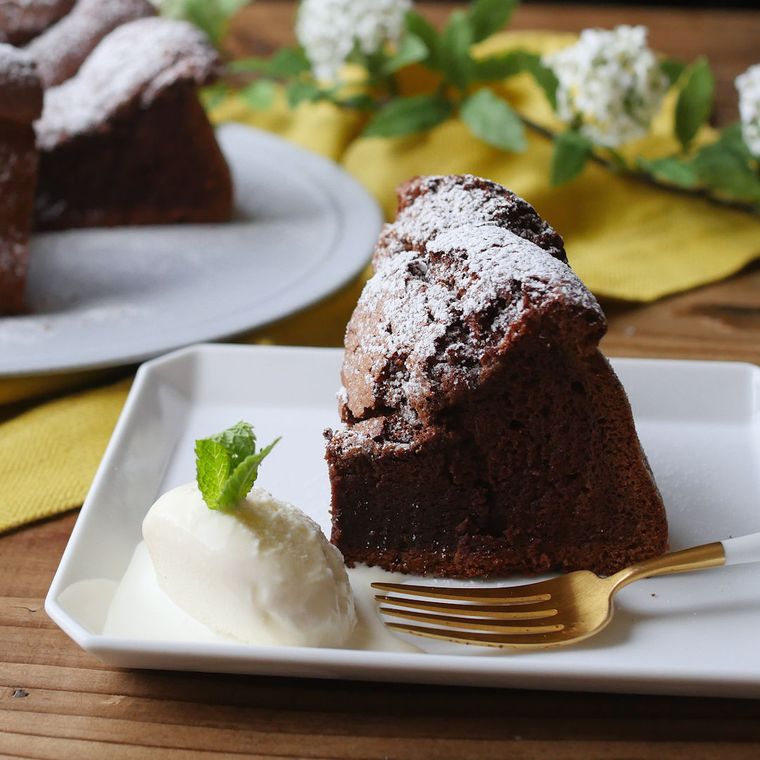 白い皿に盛られたふわふわ濃厚ガトーショコラ