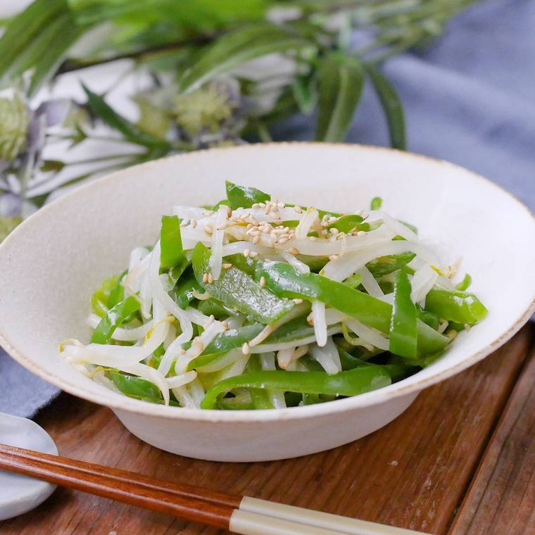 白い器に盛り付けたピーマンともやしのナムル