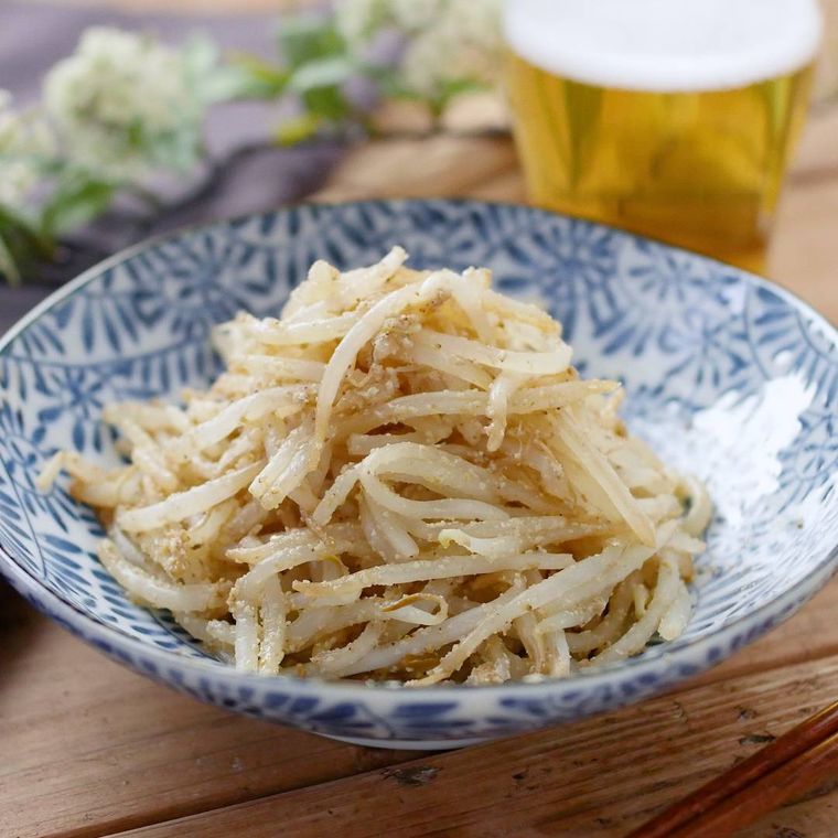 青色の深皿に盛り付けたもやしのごま和え