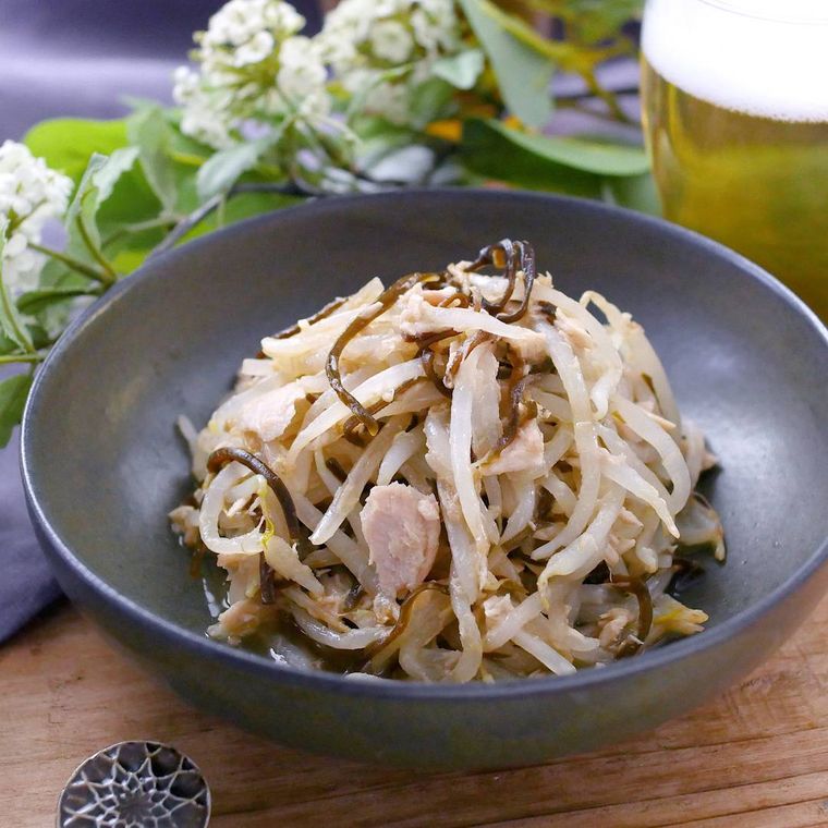 黒い皿に盛り付けた無限塩こんぶもやし