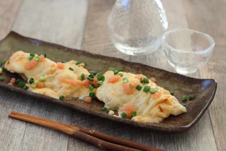 長方形のお皿にのったたらの明太マヨチーズ焼き