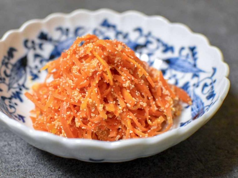 小皿に入った明太子とにんじんのバター炒め