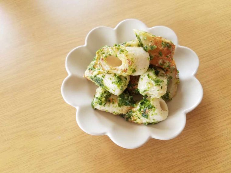 白い花皿に乗ったちくわのマヨチーズ磯辺焼き