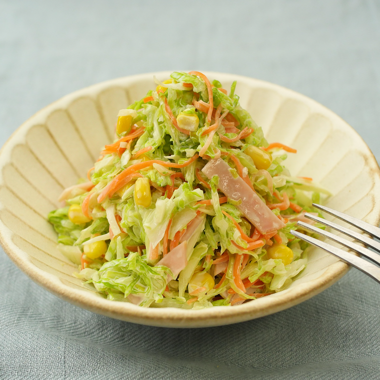 陶器に盛り付けたコールスローサラダ