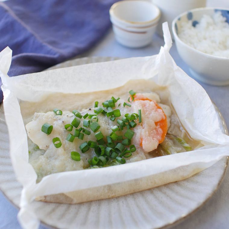 クッキングシートに入っている鱈とにんじん、白菜のとろろ蒸し