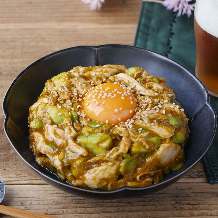 黒い皿に盛りつけられたアボカドささみユッケ