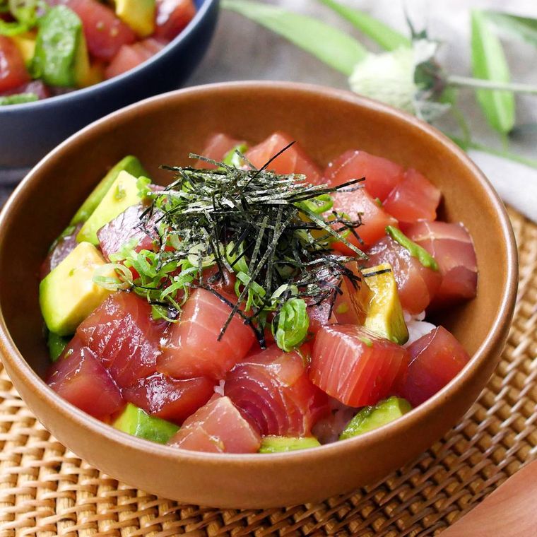 茶色の皿に盛りつけられたまぐろとアボカドのポキ丼