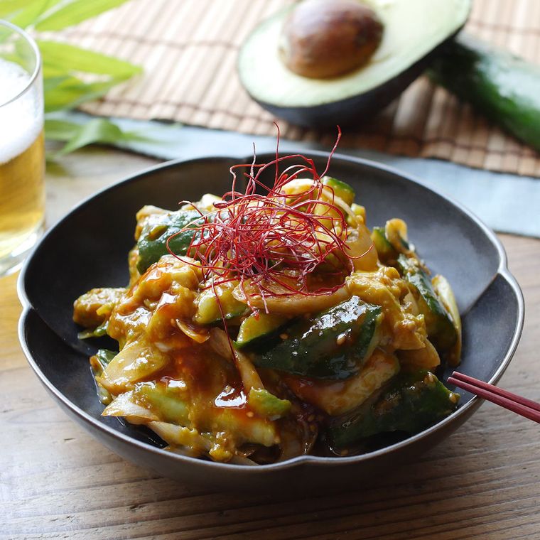 黒い皿に盛りつけられたアボカドときゅうりのピリ辛和え