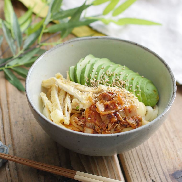 白い丼に盛りつけられた韓国風アボカドうどん