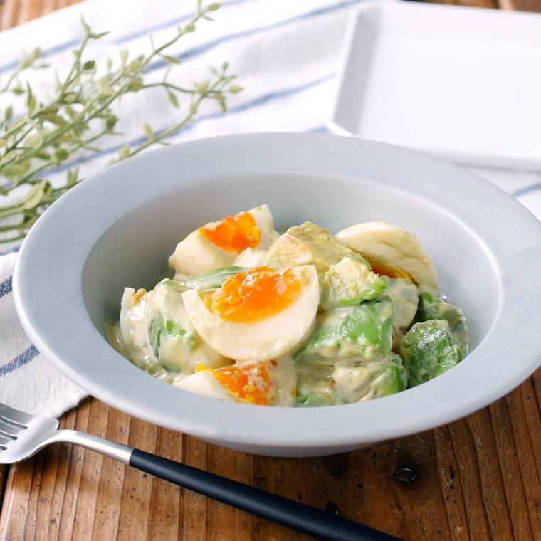 灰色の皿に盛りつけられたアボカドと卵のサラダ