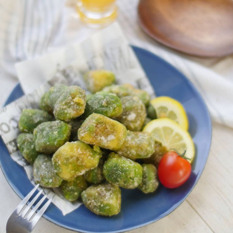 青い皿に盛りつけられたアボカドのとろとろ唐揚げ