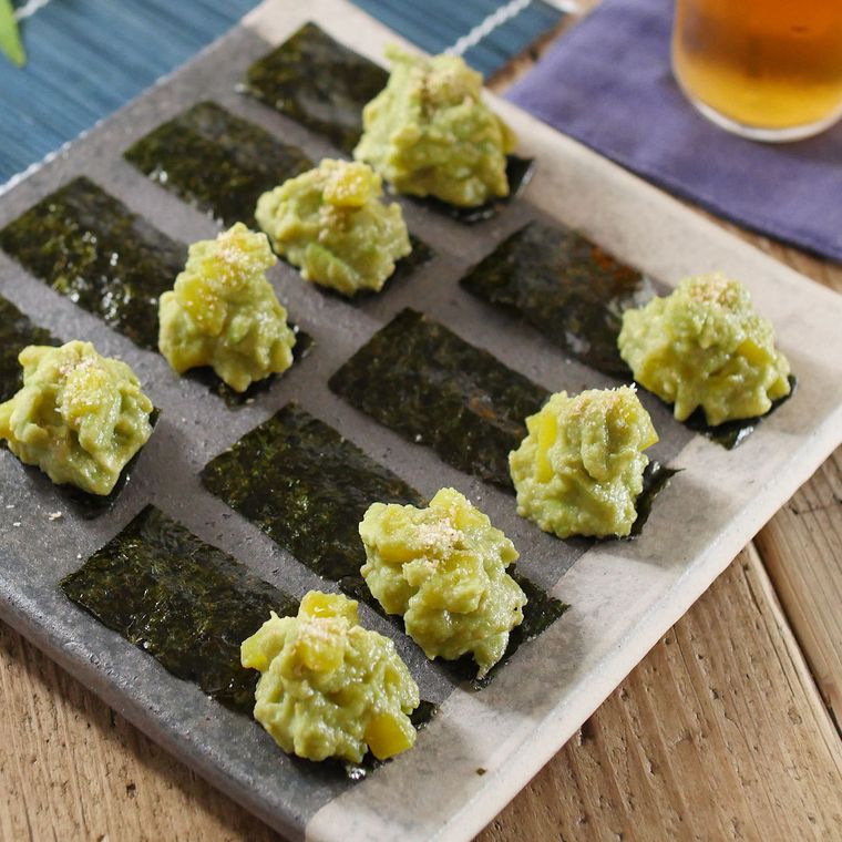 白とグレーの皿に盛りつけられたおつまみアボたく