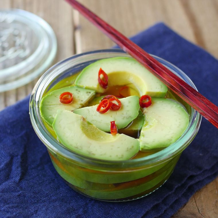 丸い瓶に盛りつけられたアボカドの浅漬け