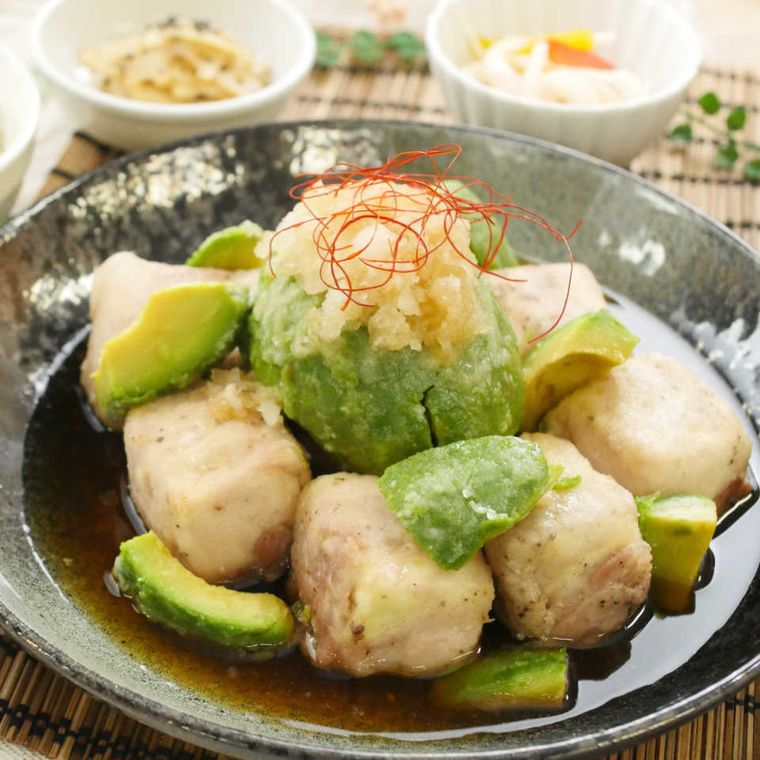 緑の和皿に盛りつけられた肉巻き豆腐とアボカドの揚げ出し