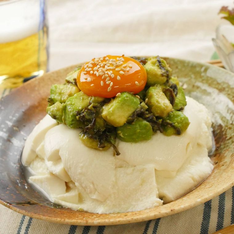 黒と茶色の和皿に盛りつけられたアボカド塩こんぶやっこ