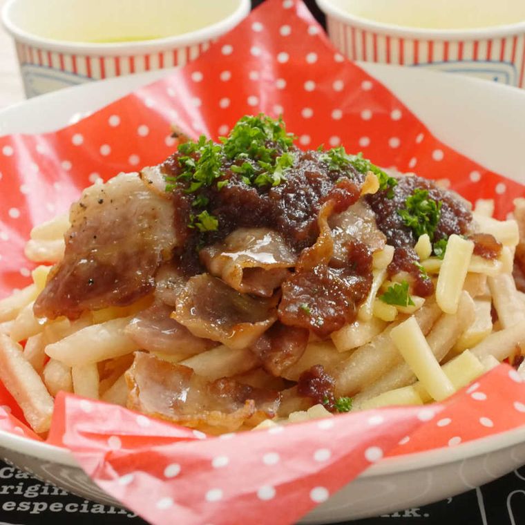 白い皿に盛られたプーティン