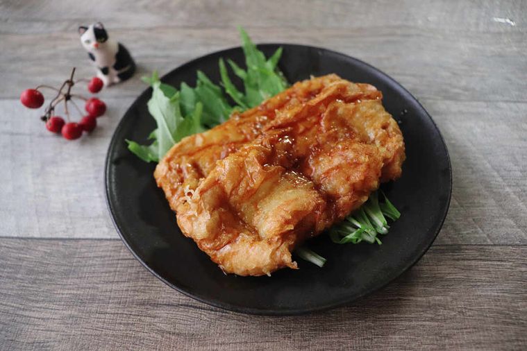 黒い皿にのったちくわの蒲焼