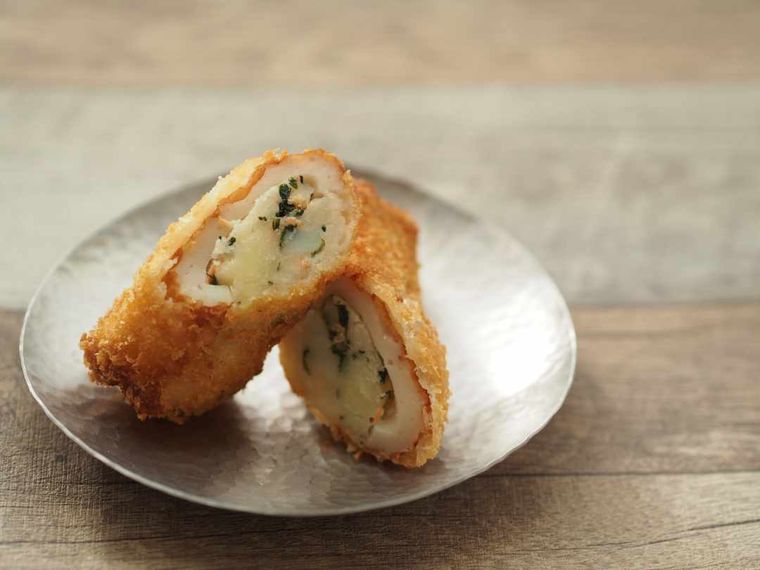 銀の皿にのったちくわコロッケ