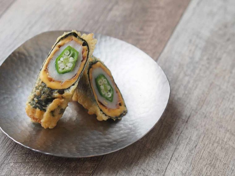 銀の皿にのったオクラちくわ天ぷら